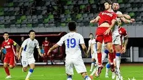 “纽卡斯尔雄鹰与麦克阿瑟战队激战正酣！巅峰对决，喷气机能否再创三冠传奇？”